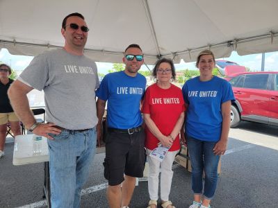 Food drive volunteers wearing LIVE UNITED t-shirts